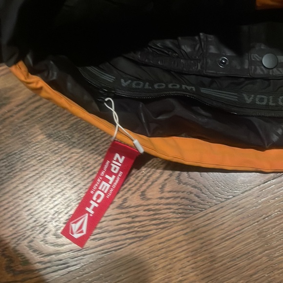 Volcom Snow Jacket - Picture 2 of 7